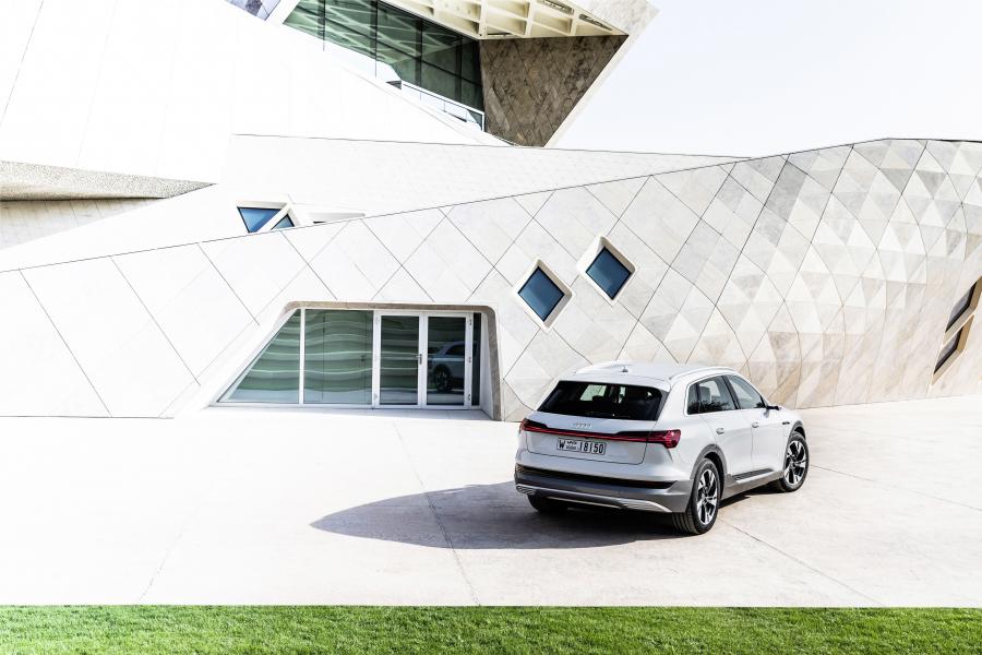  Audi e-tron 55 Quattro 2019 года  (WW) (фото 254 из 452)
